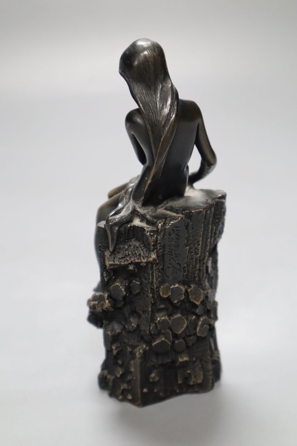 Giovanni Schoeman. A resin model of a seated nude female, dated 76, height 14cm